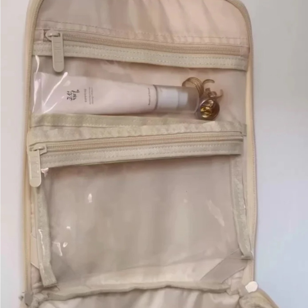 Dezi Travel Accessories/Makeup hanging Cream Textured Handbag - Picture 3 of 5